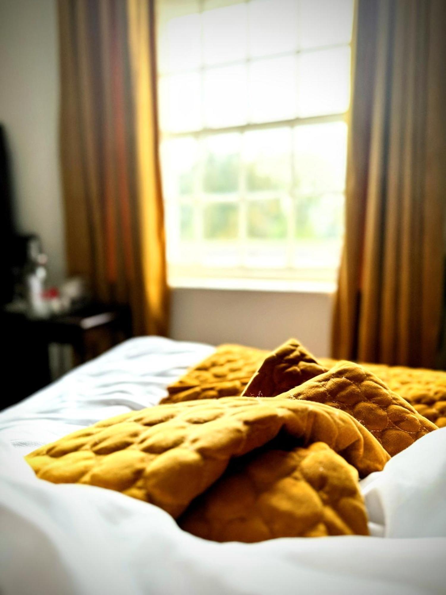 Clone Country House Aughrim Exteriör bild A bed with a duvet
