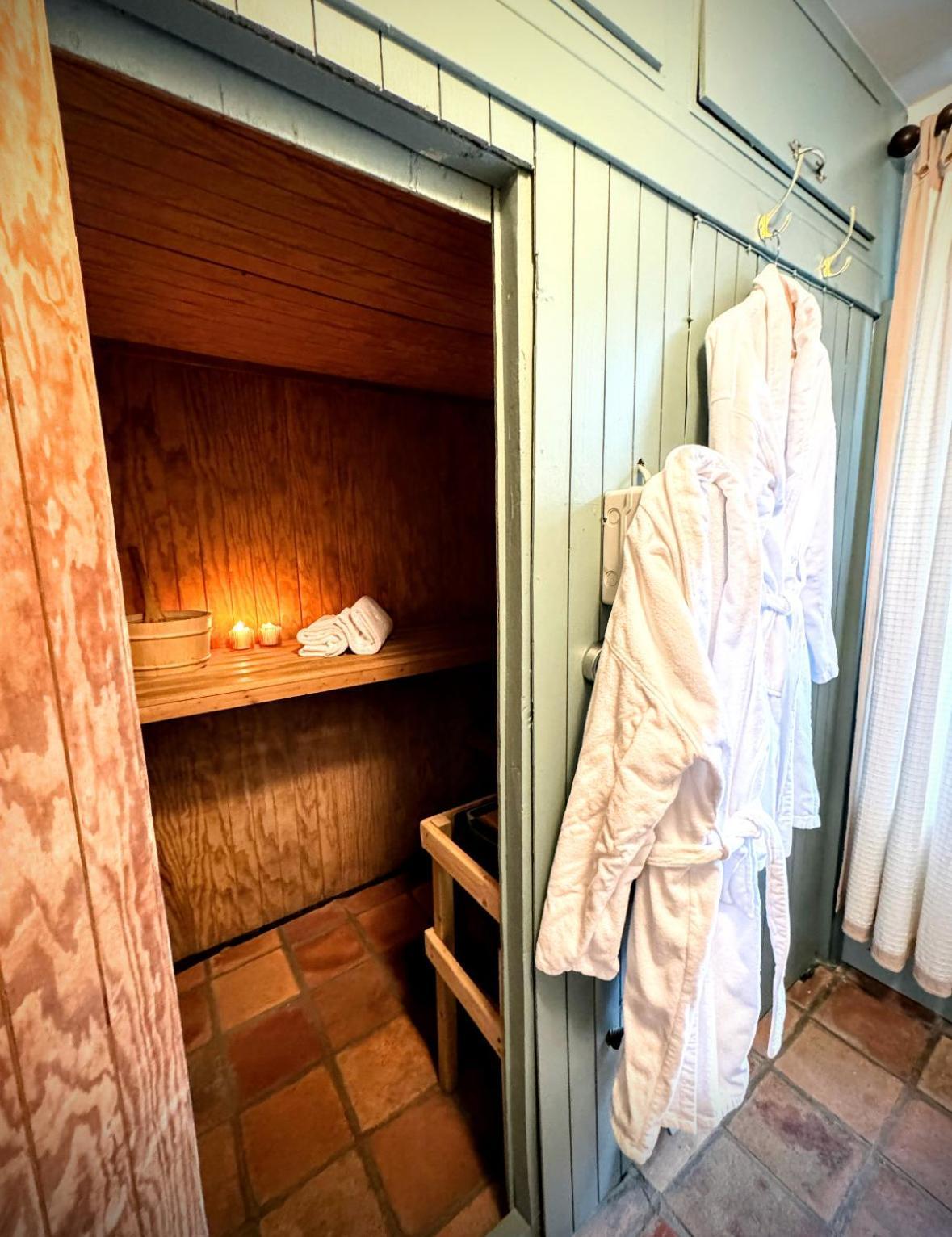 Clone Country House Aughrim Exteriör bild A bathrobe hanging in a closet