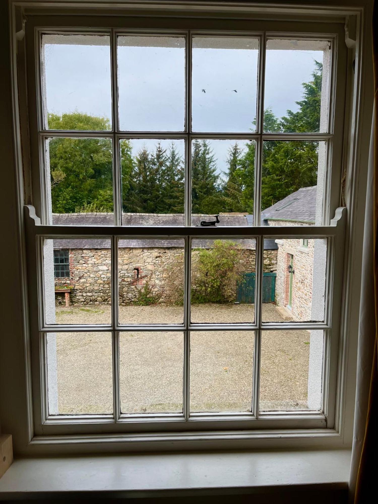 Clone Country House Aughrim Exteriör bild A window with a sash lock